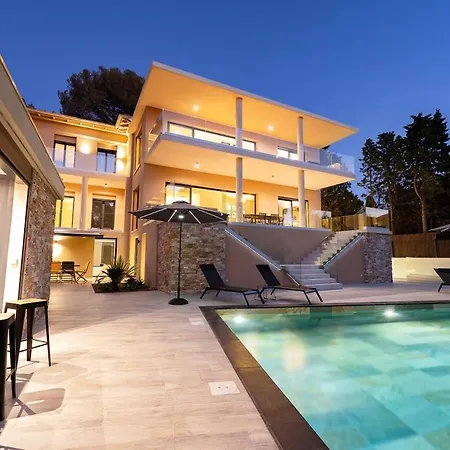 Appart Hotel 2 Chambres Piscine & Jacuzzi A Saint-Raphael *
